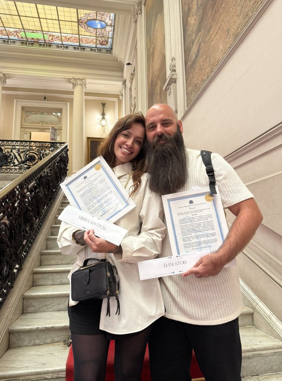 Mirra Máttos e Dani Stob segurando as moções recebidas na Câmara Municipal do Rio de Janeiro